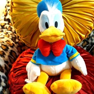 PLUSH DONALD DUCK DISNEY STORE NEW!